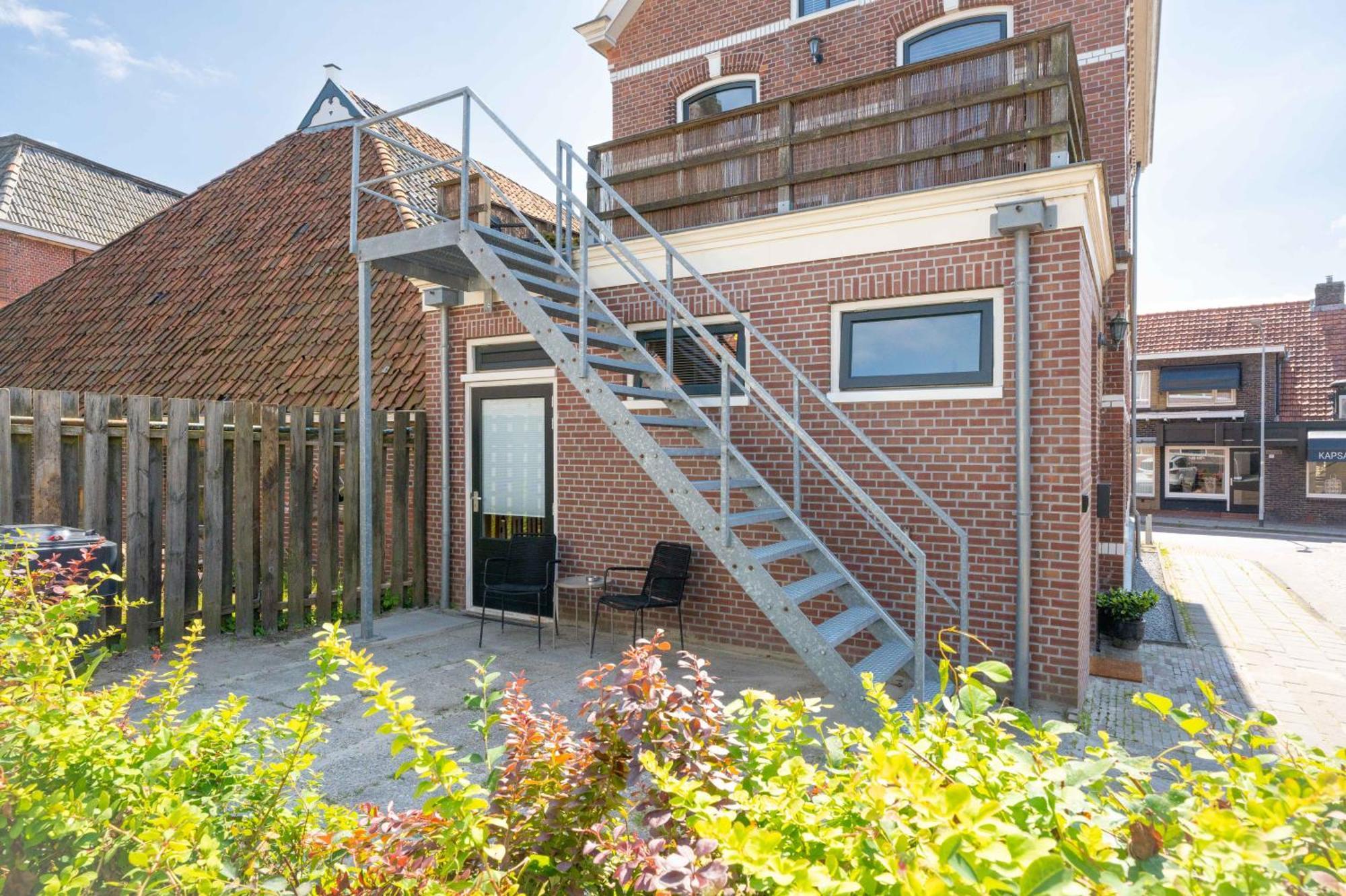 Sfeervol Verblijf In Oude Gemeentehuis Eenrum. Εξωτερικό φωτογραφία