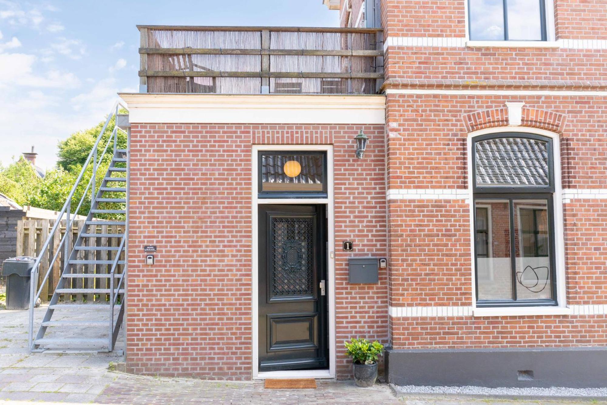 Sfeervol Verblijf In Oude Gemeentehuis Eenrum. Εξωτερικό φωτογραφία
